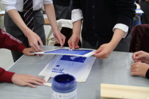 MiScreen a4で印刷を行う中学生たちの写真