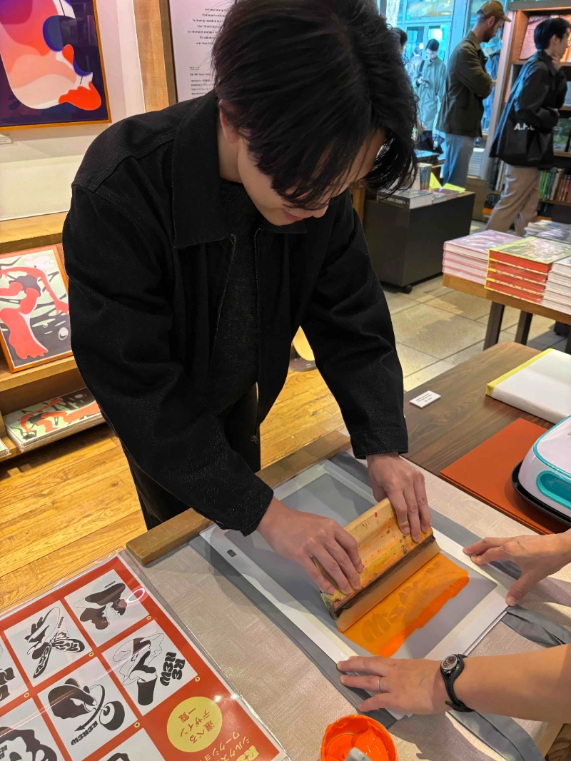 好きな色のインクを組み合わせてバッグに印刷